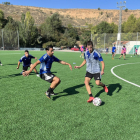 Nani, amb la pilota controlada, durant la sessió d’entrenament de l’equip a Alguaire.
