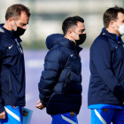 Xavi i dos membres del seu cos tècnic, durant l’entrenament d’ahir, previ a la Copa d’avui.