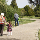 Visitantes ayer en el jardín botánico de Lleida.