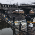 Varios civiles cruzan por el puente bombardeado en Irpin. El frente ucraniano ha decidido bombardear dicho puente al tratarse de la vía directa que tiene el kilométrico convoy ruso, que viene desde Bielorrusia, para asaltar la capital.
