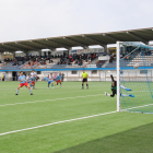 El gol de penal anotat per Aguilera durant el partit entre el Mollerussa i el Martorell.