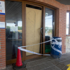 La puerta de entrada a la estación de servicio en Les Borges tras el robo que tuvo lugar el 26 de agosto. 