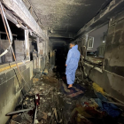 El interior del hospital incendiado en Bagdad.