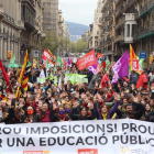 Varias personas se manifiestan en la Vía Laietana en el quinto día de huelga educativa