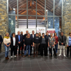 El president de la Diputació de Lleida, Joan Talarn, amb algunes beneficiaries del projecte 'Arrela't al Pirineu', a Sort.