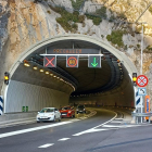 Una señal luminosa a la entrada del túnel de Tresponts, en una imagen de archivo, advierte del límite de velocidad de 60 Km/h.