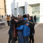 Compañeras de Pol Vidal le dieron su apoyo ayer antes de la vista en los juzgados de Lleida. 