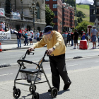 Un jubilat camina davant d'una de les concentracions del moviment de pensionistes de Bizkaia.
