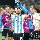 Messi celebra després del partit la victòria i el pas a quarts de final d’Argentina.