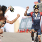 El ecuatoriano Carapaz celebra su segundo triunfo de etapa en la presente edición de la Vuelta.