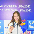 Emma Carrasco muestra feliz su medalla de bronce.