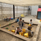 Niños de la escuela ‘bressol’ Bordeta jugando ayer en el patio.
