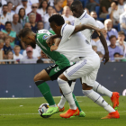 Borja Iglesias disputa el balón con el defensa madridista Militao, ayer durante el partido.