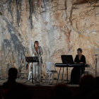 El concert de Marina Angerri i Marta Mesalles, ahir a la Cova Gran de Santa Linya.
