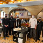 Miembros del equipo del restaurante Antoni Rubies, de Artesa de Lleida, junto al sacerdote.