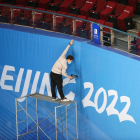 Un operario ultima los preparativos en uno de los escenarios de los Juegos Olímpicos de Pekín.