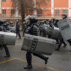 Desenes d’agents de la policia del Kazakhstan, ahir a la ciutat d’Almaty.
