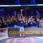 El capità estudiantil, Beirán, aixeca la copa conquerida davant del Granada.
