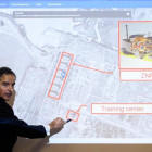 El director general de l'agència nuclear de l'ONU, l'argentí Rafael Grossi, assenyala al mapa la situació de Zaporiyia