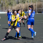 Una jugadora del Pardinyes disputa el balón con dos rivales.