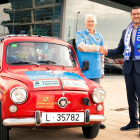 Antonio Martín junto a Alberto García, gerente de Seat, firma que le presta apoyo para su viaje.