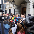 El presidente del Gobierno, Pedro Sánchez, rodeado de periodistas la semana pasada en el Congreso.