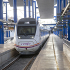 Un tren Avant saliendo de la estación Lleida-Pirineus. 