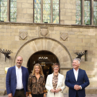 Eva Parera y Ángeles Ribes, en el centro, ayer frente la Paeria.