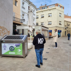 Una de les papereres de reciclatge interactives alimentades amb energia solar instal·lades a Mollerussa