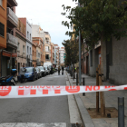 El carrer de Santa Coloma de Gramenet on s'ha produït l'incendi, tallat al trànsit pels Bombers.