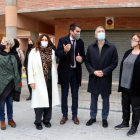 Cambray i Vilagrà, acompanyats per l'alcalde de Cardona, durant una visita al nou accés de l'escola Patrocini.
