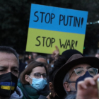 Un cartel reclama en una concentración en contra de la agresión rusa de Ucrania que se detenga la guerra y Putin