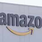 Vista del logo de Amazon en una de sus sedes, en una fotografía de archivo
