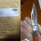 Imagen del sobre y la navaja, presuntamente ensangrentada, enviada a la ministra Reyes Maroto.