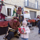 Castellnou d’Oluges. Una niña junto a un paje tras recibir su regalo de manos de los Reyes. 