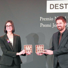 Inés Martín Rodrigo y Toni Cruanyes, tras recoger los premios Nadal y Josep Pla, respectivamente.