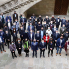 Representants institucionals que ahir van firmar el manifest al Palau de la Generalitat.