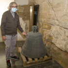 El director del Turó de la Seu Vella, Joan Baigol, ahir al costat de la campana en una sala de la Canonja.