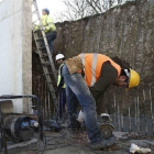 Imagen de trabajadores de la construcción en una obra.