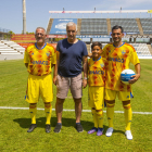Miguel Rubio i el president Luis Pereira, amb Òscar Rubio i el seu fill Neo, amb la nova equipació.