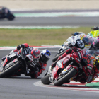 Francesco Bagnaia lidera la cursa durant un moment de la prova.