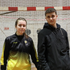 Antonina y Àngel, jugadores del Handbol Lleida Pardinyes, con orígenes y vínculos ucraniano y ruso, respectivamente, ayer en el pabellón donde entrenan y juegan. 