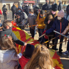 Niños y niñas de Castelldans golpeando al Tió durante la celebración de ayer.