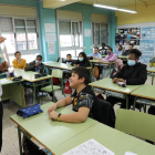 Una clase del colegio Camps Elisis de Lleida con algunos alumnos sin mascarilla y otros con ella.