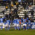 Els jugadors del Lleida celebren amb l’afició la victòria contra el Brea en l’últim partit del 2021.