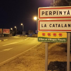 Un cartel da la bienvenida a la capital de Rosselló en catalán.