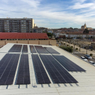 La Paeria instala los paneles solares para abastecer la zona deportiva