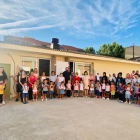 Niños y padres y madres de la escuela Joan Maragall de Lleida se han concentrado este lunes a primera hora de la mañana delante de las aulas de Infantil inacabadas.