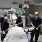 Un equipo de cirujanos somete a una laparoscopia a un hombre para tratar su obesidad.
