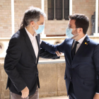 Aragonès saludando a Cuixart antes de la reunión de ayer.